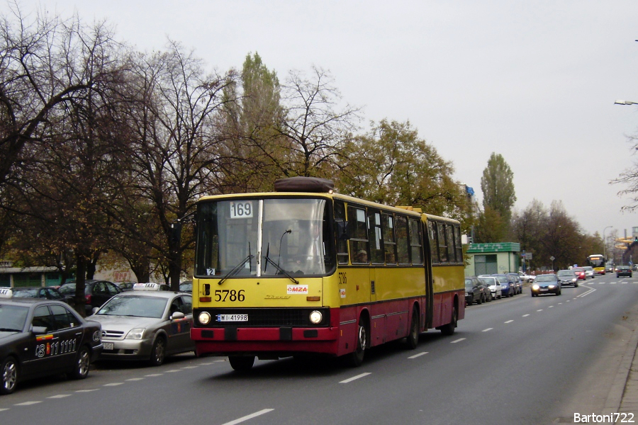 5786
Ikarus na całce w niedzielne popołudnie? To już nie wróci... Sam Ikarus został skasowany kilka miesięcy po wykonaniu zdjęcia.
Słowa kluczowe: IK280 5786 169 Łabiszyńska