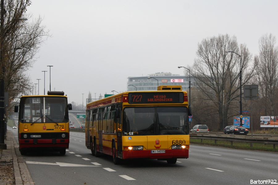 6880
Wszystko z tego zdjęcia już zniknęło - widoczny wóz, Ikarusy, "Kleszczowa" na dość egzotycznej linii 727.
Słowa kluczowe: N4020 6880 727 Puławska