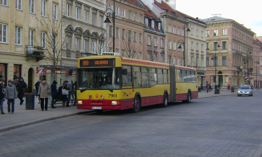 7901
Odkurzacz na 180 - świetna sprawa. Od 1 marca aż do wykonania tego zdjęcia na tej brygadzie latał odkurzacz - a od środy 7 marca codziennie Solaris. Mam nadzieję, że od jutra wrócą odkurzacze. :-)
Słowa kluczowe: M181M 7901 180 KrakowskiePrzedmieście