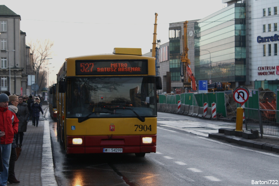 7904
Odkurzacz na Dw. Wileńskim, czyli pozornie oczywistość. Jednak od wakacji na zacnej linii 527 trafienie Jelcza graniczy z cudem, gdyż "Redutowa" oddała poranny dodatek 013 i całkę, a została tylko jedną weekendową całką. Na zdjęciu 7904, który w okresie zimowym miał stały przydział na tą brygadę.
Słowa kluczowe: M181 7904 527 AlejaSolidarności