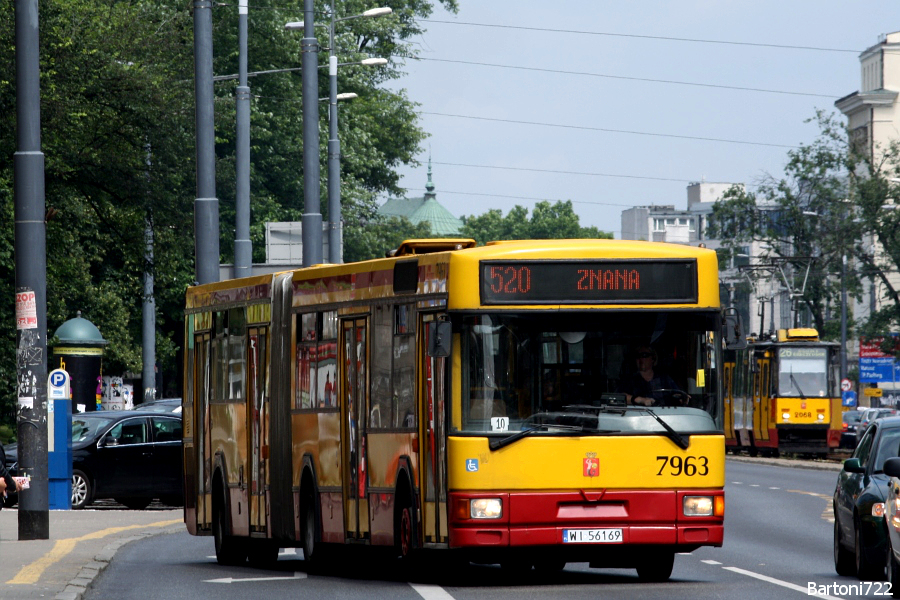 7963
Dawno nie pamiętam już takiego wysypu odkurzaczy na całkach co dziś. Około 10 obstawiało właśnie brygady całodzienne. W tym miejscu w odstępie 15 minut przejechały aż cztery. Taka sytuacja ma związek z oddaniem 28 U18 na "Woronicza". Niemniej jednak mi to odpowiada. :)
Słowa kluczowe: M181M 7963 520 AlejaSolidarności