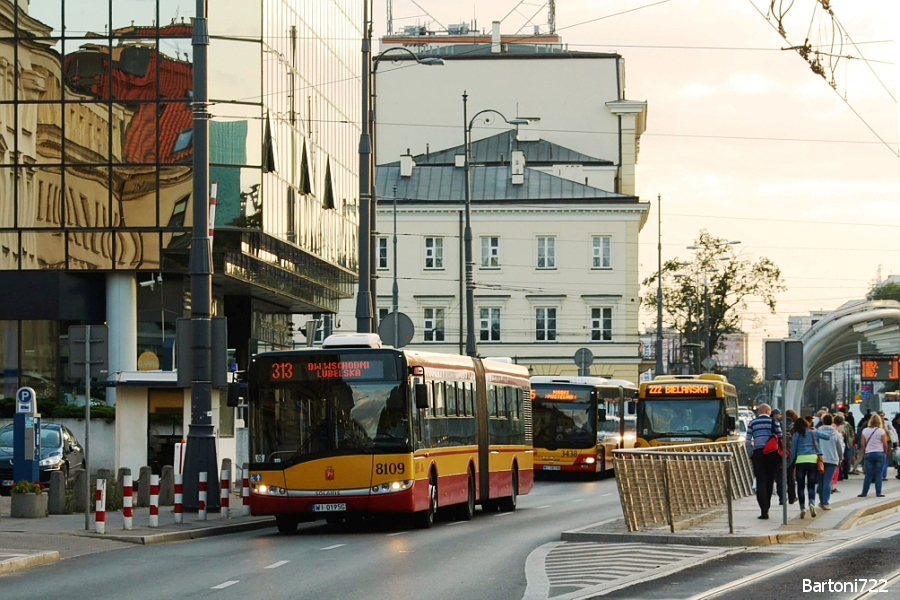 8109
Linia 313 to efekt wakacyjnego zamknięcia podmiejskiej linii średnicowej. Jej zadaniem było szczytowe wzmocnienie podaży w przejazdach na drugą stronę Wisły. Pierwotnie jeździła z Dworca Wschodniego (od strony ul. Lubelskiej) na Dw. Centralny. Od 8 lipca wydłużono ją jednak na stację metra "Politechnika". Przyczyniło się to również to ścięcia częstotliwości - z 10 minut do 12. Obsługą zajmowały się zakłady "Woronicza" i "Stalowa". 
Słowa kluczowe: SU18 8109 313 AlejaSolidarności