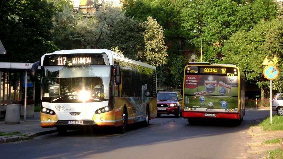 924
Pięknie się prezentuje testowiec na wąskich, zielonych uliczkach Saskiej Kępy wieczorową porą.... :)
Słowa kluczowe: VDLCitea 924 117 Ateńska