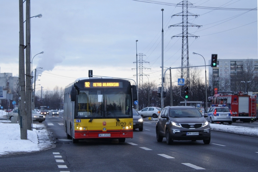 1020
Zamieszanie po prawej jest spowodowane kolizją na skrzyżowaniu Ciszewskiego i Al. Ken
Słowa kluczowe: SM10 SolCity10 1027 192 Ciszewskiego