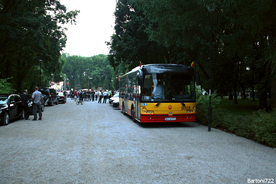 1028
Autobus miejski...w parku? Dyspozycja powstańcza mająca przewieźć sztandar i część uczestników na odbywające się uroczystości pod Pomnikiem Polegli Niepokonani (widoczne w tle). Solbus dojeżdżając na miejsce wykorzystał do tego alejkę Cmentarza Powstańców Warszawy, która raczej nie gościła pojazdów tych gabarytów. Przy okazji pozdro dla obsady wozu! Zdjęcie wykonane o 20:32 - stąd też ma charakter jedynie dokumentacyjny, bo prędko taki przejazd nie będzie do powtórzenia...
Słowa kluczowe: SM12 1028 Dyspozycja