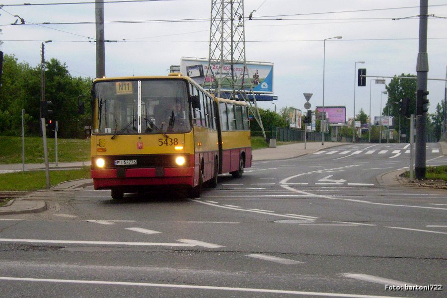 5438
Przegubowce na nocach w związku z Nocą Muzeów 2011. Od początku roku 2013 na tejże jak i większości kursów N61 mogą pojawiać się tylko MANy. O ile w przypadku N61 widzę w tym trochę sensu, o tyle na N11 wozy wielkopojemne wożą powietrze. Przy okazji podziękowania dla SławkaM za odzyskanie tego zdjęcia z bazy Przegubowca i dla Magdy za obrobienie!
Słowa kluczowe: IK280 5438 N11 Żaba