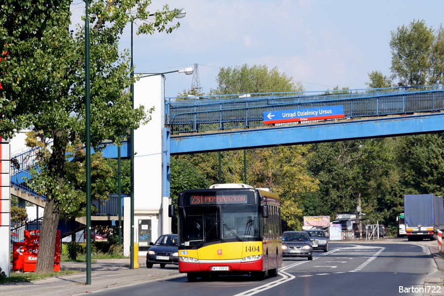 1404
W związku z wakacyjnym remontem linii średnicowej i utrudnieniami w ruchu SKMek linia S1 została okrojona do relacji Warszawa Śródmieście - Warszawa Ursus. Aby pasażerowie mogli kontynuować podróż w stronę dalszych stacji uruchomiona została linia ZS1, jeżdżąca na trasie: Ursus Ratusz - PKP Pruszków. W szczycie jeździła co mniej-więcej 30 minut, poza szczytami i w weekendy dwa razy rzadziej.
Słowa kluczowe: SU12 1404 ZS1 Traktorzystów