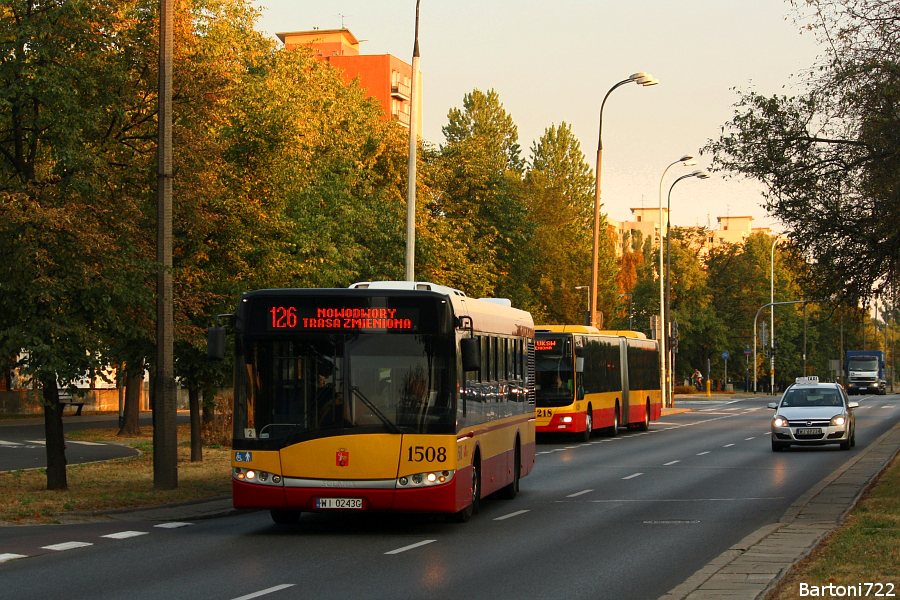 1508
Rok szkolny przyniósł wysyp ciekawostek. Jako że Europa Express City (która miała na tej linii być od września) nie dysponuje dostateczną ilością autobusów zgodnych z wymaganiami przetargu (a wozy rezerwowe ściągnięte z różnych rejonów kraju nie zostały dopuszczone przez ZTM) na kilku liniach można zobaczyć dość ciekawe zestawy. Tutaj sytuację Europy ratowała bardzo odległa "Kleszczowa".
Słowa kluczowe: SU12 1508 126 Wysockiego