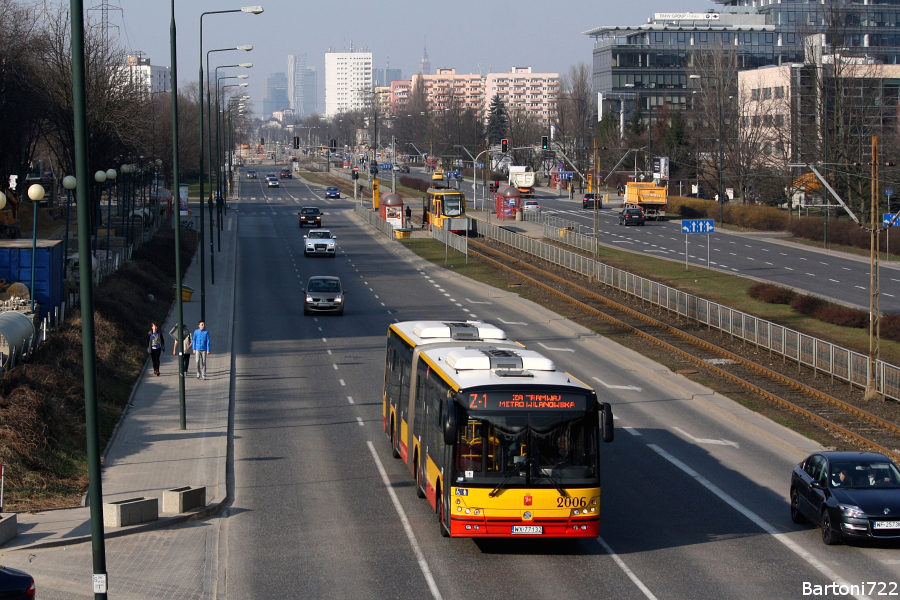 2006
W związku z budową II jezdni ul. Wołoskiej od 28 lutego wyłączono ruch tramwajowy na odcinku od pętli "Kielecka" do skrzyżowania z ul. Woronicza. Aby zastąpić wycofane z tego odcinka 17 i 41 uruchomiono zastępczą linię Z-1 na trasie: Metro Wilanowska - Metro Pole Mokotowskie. Obsługą "zetki" zajęły się zajezdnie "Woronicza" i "Kleszczowa".
Słowa kluczowe: SM18 2006 Z-1 Wołoska