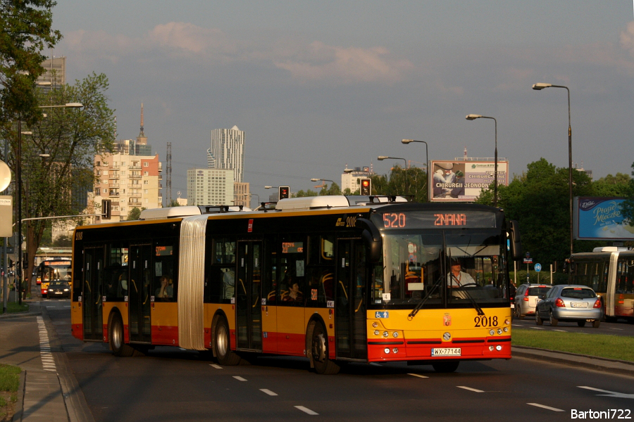 2018
Solbus w promieniach zachodzącego słońca dynamicznie wyjeżdża z przystanku "Park Moczydło" 02.
Słowa kluczowe: SM18 2018 520 Górczewska