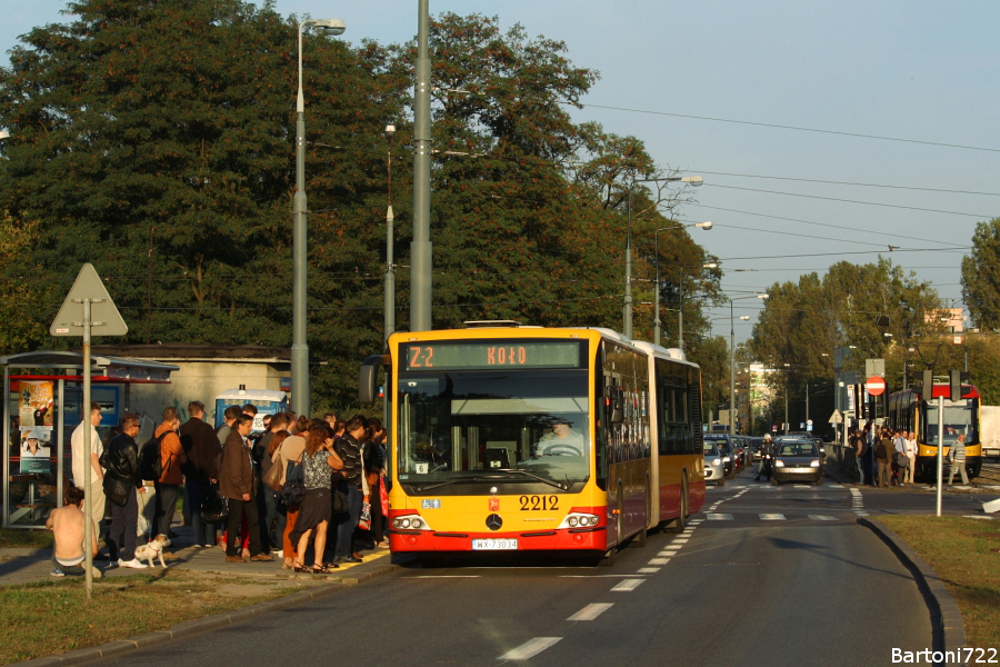 2212
W związku z wyłączeniem ruchu tramwajowego na odcinku Koło - Nowe Bemowo mającego miejsce od 15 września (po dwóch tygodniach przywrócono dojazd do pętli Boerneowo, jednak reszta linii została na skróconych trasach) uruchomiono zastępczą linię Z-2, kursującą na analogicznej do wyłączonego odcinka trasie. Obsługą zajęła się "Kleszczowa" 7 przegubami. W szczycie niestety ciężko jest tu nie jeździć notorycznie spóźnionym, stąd też liczne nieregularności w kursowaniu linii, o czym świadczy widoczny na zdjęciu tłumek.
Słowa kluczowe: Conecto 2212 Z-2 Dywizjonu303