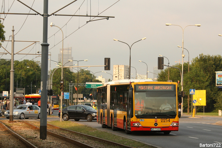 2254
Dyspozycja dowożąca na uroczystości pod Pomnikiem Polegli Niepokonani. Wozy wypuszczały pasażerów na wysokości tramwajowego przystanku "Sowińskiego", skąd do pomnika jest już tylko kawałek. Autobusy potem zostały odstawione na pętlę Cm. Wolski gdzie czekały do zakończenia obchodów (około godziny 20:45). Poza widocznym w dowóz zostały zaangażowane: 1512, 1555 i 1812.
Słowa kluczowe: Conecto 2254 Dyspozycja Wolska