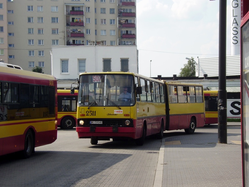 2511
Właśnie weszły nowe wakacyjne rozkłady - mam co do nich mieszane uczucia. Z jednej strony można się cieszyć, bo na niektórych liniach Ikarusy wracają (114, 185, 189, 739), z drugiej smucić, bo znikają (tu lista jest znacznie dłuższa - (141, 162(?), 171, 186, 504, 521, 704, 731, 805(?), N64). Nie liczę tych, na których ilość tych wozów się zmniejszy w związku z wakacyjnymi cięciami. Zniknęła też większość "atrap", czyli tam gdzie jest zaznaczona wysoka brygada, tam faktycznie powinien być Ikarus.
Słowa kluczowe: IK280 2511 507 Gocław