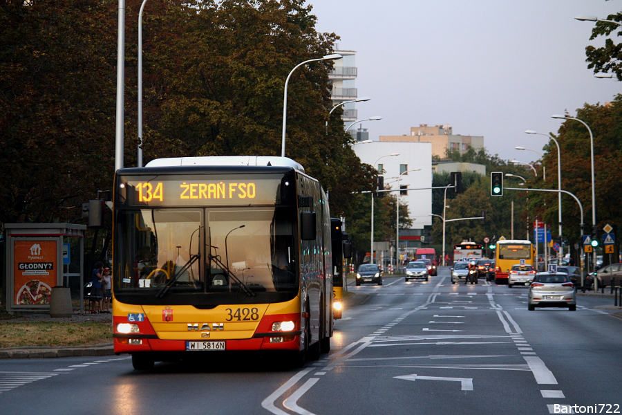 3428
Bonusowe metry na linii 134. Ma to związek z zawirowaniami taborowymi zajezdni "Stalowa", która od nowego roku szkolnego musi wysyłać na miasto spore ilości solówek. W wypadku tej linii dochodzi jeszcze kwestia wyposażenia wozu w ViaToll. 
Słowa kluczowe: LionsCityG 3428 134 Bazyliańska