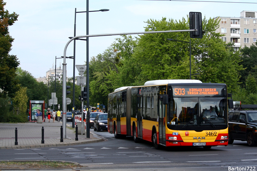 3462
2 sierpnia w związku z pierwszym etapem wyścigu Tour De Pologne do zamknięcia poszło sporo ulic - co za tym idzie większość linii których trasa przebiega przez Śródmieście zostało skierowane na objazdy. Tutaj objazdowe 503 wbrew temu co twierdzi wyświetlacz zmierza do krańca "Esperanto". Podobną zmianę ćwiczyła linia 178. Różne linie bywały w tych rejonach, ale tej nie mogłem sobie odmówić. ;)
Słowa kluczowe: LionsCityG 3462 503 Anielewicza