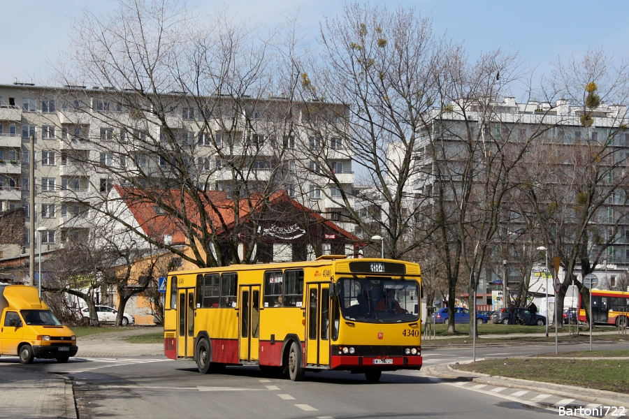 4340
Ot, gwiazda dnia dzisiejszego. Było dziś w ogóle dużo do focenia, ale ten wóz był moim zdaniem najciekawszy. Ponoć jeździł na imprezie zamkniętej - ma ktoś jakieś konkretniejsze informacje na ten temat? Złapałem to na pełnym farcie. Nie przypuszczałem, że wsiadając w 2250 na 136 przejadę nim...jeden przystanek! ;] Kwadrat stał bowiem odstawiony na ZP "Grenady". Po wywiedzeniu się za ile i w którą stronę będzie zmierzał, pobiegłem do domu po aparat i nastawiłem się w miejscu z dobrym nasłonecznieniem. Następnie udałem się kolejnym 136 już w celach prywatnych. Dużo się ponoć nie najeździł - padł bowiem po 13:00 na ul. Kochanowskiego. Niemniej jednak i tak dobrze, że żyje i jeździ! 
Słowa kluczowe: 120M 4340 384 Obozowa