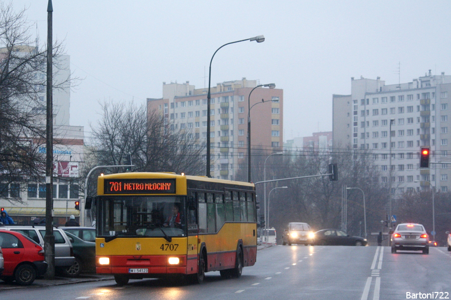 4707
Ostatnie podrygi gniota w służbie MZA. Po zjeździe na "Redutową" wóz, jak i sama zajezdnia, przejdą do historii. Na tej linii brygady po skasowanym zakładzie przejmie "Kleszczowa". 
Słowa kluczowe: M121 4707 701 Sokratesa