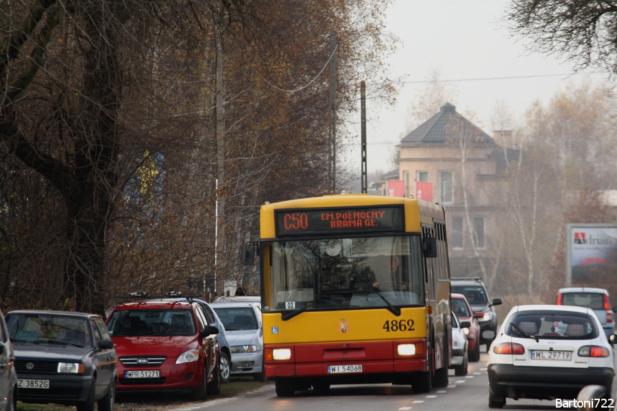 4862
Będąc dziś w okolicy zachodniej bramy tego cmentarza bardzo przyjemnie mi się fociło. ;) Co chwilę w obiektyw wpada MAN z ITSu, gniot z Redutowej, czy Neoplan z Kleszczowej... :) 
Słowa kluczowe: M121 4862 C50 Wólczyńska WS2013