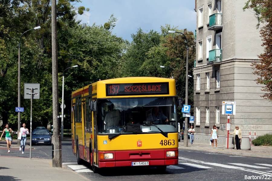 4863
Ostatni dzień, kiedy na 157 mogły się pojawić "gnioty" z "Redutowej". W przypadku tej linii usunięcie się wolskiej zajezdni sporo namiesza - schedę po niej przejmie "Woronicza", "Kleszczowa" i...ITS.
Słowa kluczowe: M121 4863 157 Smocza