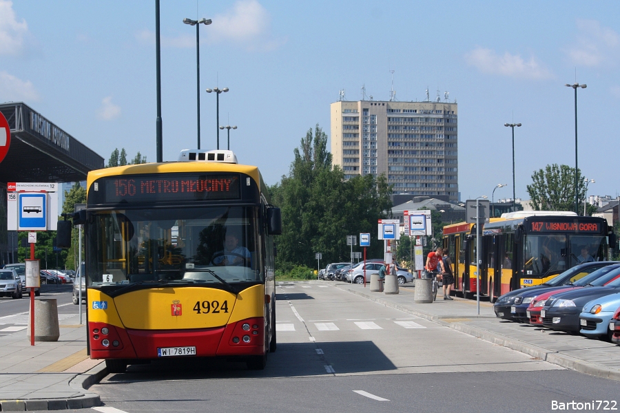 4924
156 wydłużone do Dworca Wschodniego po przejęciu części trasy 140 od czerwca. Patrząc z perspektywy pasażerów tej drugiej linii - w DS częstotliwość wzrosła, patrząc zaś z perspektywy dotychczasowych pasażerów 156...lepiej nie pisać. ;) Jelcz na najwyższej brygadzie tej linii odbywa właśnie swój ponad 30-minutowy postój. BTW, zdjęcie z cyklu uzupełniania braków w zmianach od czerwca.
Słowa kluczowe: M121I 4924 156 DworzecWschodniKijowska