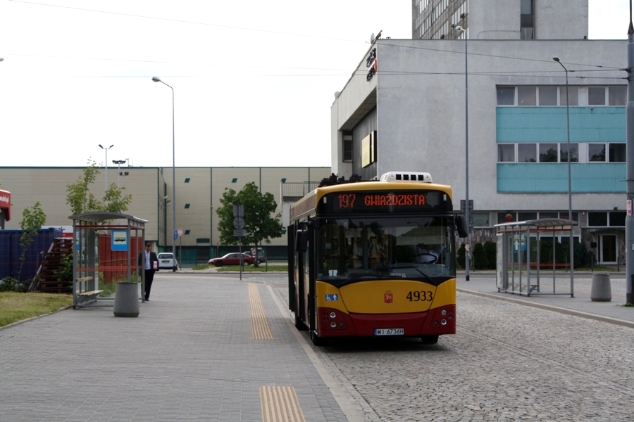 4933
W związku z otwarciem Dźwigowej nastąpiło kilka zmian w tym rejonie - 197 wycofano z widocznego krańca "Cm. Wolski" i skrócono do Znanej.
Słowa kluczowe: M121I 4933 197 CmentarzWolski