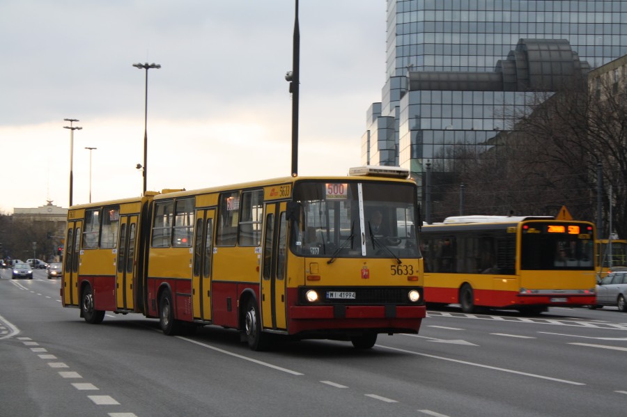 5633
Będę tęsknił za tym widokiem... Pamiętam, jak jechałem na tej linii cały półkurs 5437...
Słowa kluczowe: IK280 5633 500 Marszałkowska