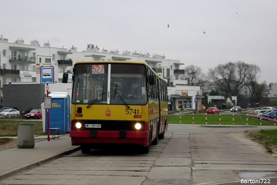 5741
Dziś (2 listopada) był dzień świąteczno-pracujący. W związku z tym zmniejszono ilość brygad na cmentarkach, a zasilono linie generujące większe potoki. Stąd też na 527 pojawiły się Ikarusy ze "Stalowej". :) Zawsze chciałem tu wjechać właśnie tym typem taboru - a okazja jest dopiero od 17 września, bo wtedy zakończył się remont ul. Skarbka z Gór.
Słowa kluczowe: MZA R13 5741 527 OsDerby Białołeka 2012 WS2012