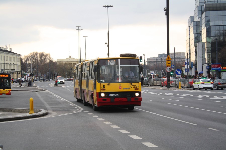 5795
Miałem to dodać pod Kleszczową - dopiero po numerze brygady skapnąłem się, że to już Woronicza. Szkoda że kasują już tą linię - miło ją wspominam. Na pocieszenie, za parę dni, pojawi się Z-3 z Arkadii.
Słowa kluczowe: IK280 5795 Z-1 Marszałkowska