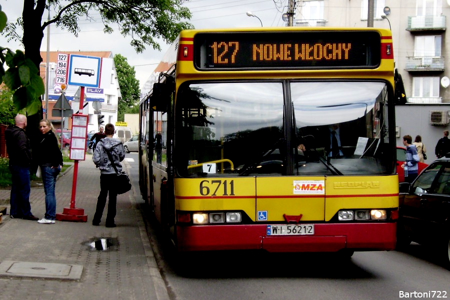 6711
127 jeszcze jako spóźniający się potwór z Bródna na Włochy. Wskutek zamknięcia Marszałkowskiej pod budowę II linii metra podzielono ją na dwie: 127 i 227. Obecne 127 jeździ na o wiele punktualniejszej trasie z Pl. Trzech Krzyży i jest obsługiwane solówkami. W weekend 15-16.05 zamknięto ul. Świerszcza i 127, 194, 206 i 716 przeciskały się wąskimi włochowskimi uliczkami.
Słowa kluczowe: N4020 6711 127 Zdobnicza