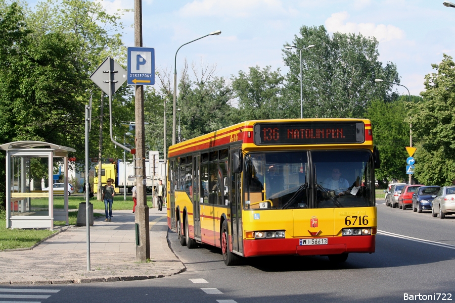 6716
"Neoś" który przyjechał na pętlę z blisko półgodzinnym opóźnieniem oddala się w kierunku Natolina. Przy okazji pozdrowienia dla znanego i lubianego miłośnika tych "deskorolek"! 
Słowa kluczowe: N4020 6716 136 Płocka