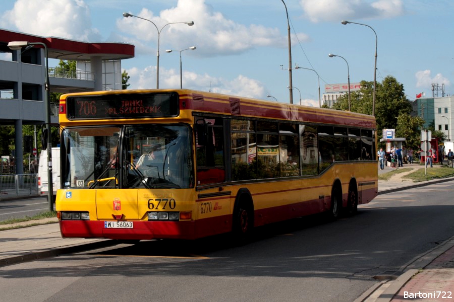 6770
Neoplan N4020, prod. 1997, kasacja 2012. Moje początki z lustrem i objazdy dla linii "okęckich" na czas budowy nowego P+R. Obecnie na wszystkich liniach startujących z wybudowanego węzła potrzebny jest ViaToll - co za tym idzie żaden Neoplan na przedmiotowych liniach się nie pojawi.
Słowa kluczowe: N4020 6770 706 JankaMuzykanta