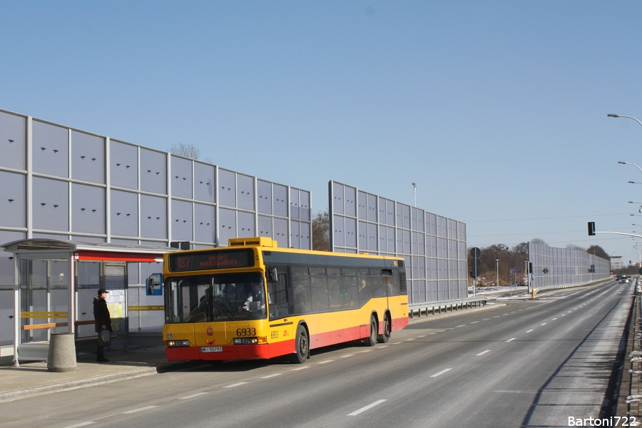 6933
Mijają już ponad dwa tygodnie od otwarcia najnowszej ulicy - Nowolazurowej. Od 1 marca trafiło tu wycofane ze Starego Ursusa 187. Pojedyncze osoby na przystankach wzdłuż nowego ciągu z nowego połączenia korzystają. Podczas kilkuminutowego oczekiwania na wóz, śmigało sobie tu po okolicy parę samochodów testujące swoją prędkość maksymalną.
Słowa kluczowe: N4020 6933 187 Nowolazurowa