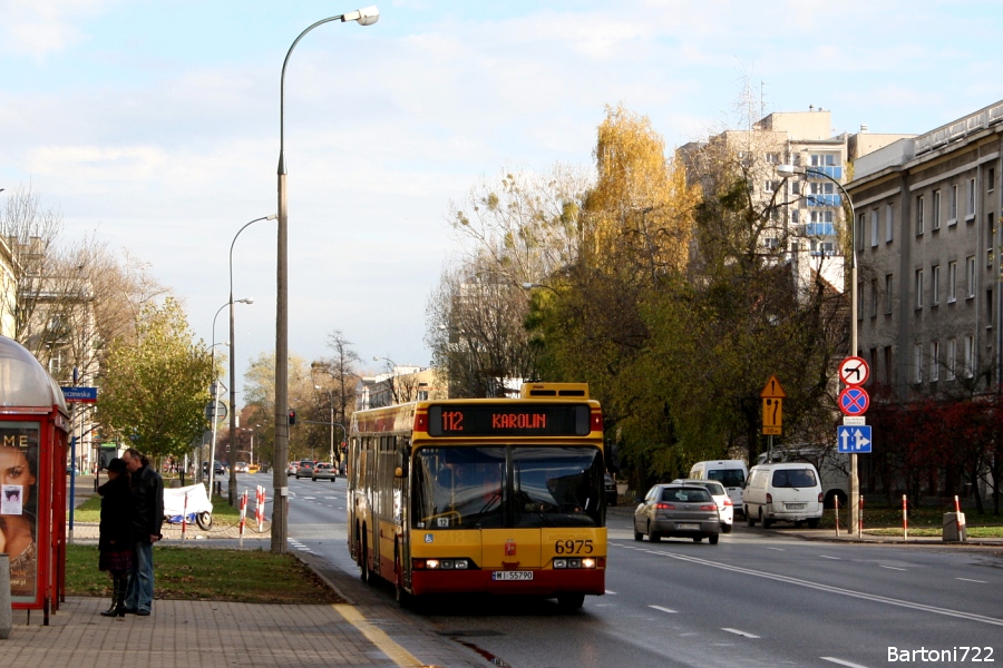 6975
Rzeź Neoplanów trwa. Widoczny wóz poległ 8 dni po wykonaniu tego zdjęcia - rozsypał mu się wał napędowy i teraz jest szykowany do kasacji. Zapewne udało mi się wykonać jego ostatnią fotkę w ruchu liniowym - a łapałem ten zestaw z nudów, czekając na inną brygadę tej linii. :)
Słowa kluczowe: N4020 6975 112 Żeromskiego