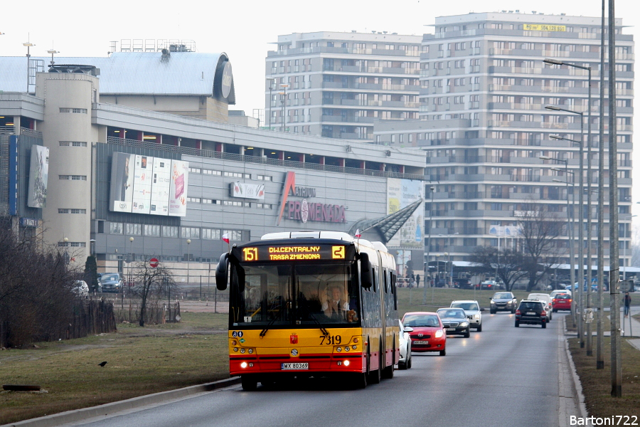 7319
A oto najnowsza linia dzienna - 151. Uruchomiona została 1 lutego na trasie Rechniewskiego - Metro Politechnika. Jej celem był dowóz do śródmieścia nowowybudowanych osiedli przy tej pierwszej oraz zwiększenie podaży w ciągu trasy Łazienkowskiej. Już po dwóch tygodniach musiała zmienić trasę - obecnie jeździ aż do Dw. Centralnego. Obsługą zajęła się "Ostrobramska", po krótkim czasie dołączyła do niej "Woronicza" - wszystko taborem wielkopojemnym. Frekwencja póki co nie dopisuje - ale może się to zmieni po otwarciu II linii metra.
Słowa kluczowe: SM18LNG 7319 151 Nowaka-Jeziorańskiego