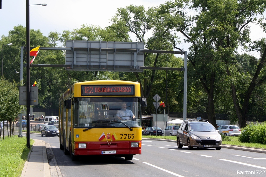 7765
Po kasacji tego odkurzacza została ich dokładnie połowa. A co robił ten typ taboru na 122? Otóż, podczas akcji powstańczej w 67 rocznicę całe 122 było przegubowe, a "Redutowa" wystawiła nań same odkurzacze. :) To chyba jeden z nielicznych planowych występów (o ile nie jedyny) na tej linii od 2007 roku.
Słowa kluczowe: M181 7765 122 Powązkowska