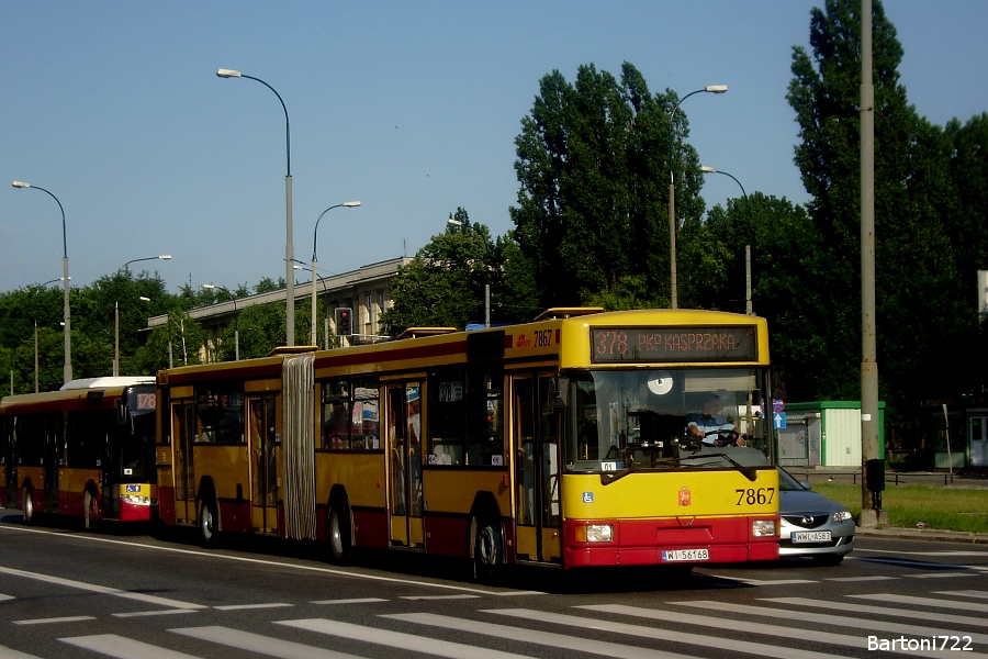 7867
A oto i szczytowe wzmocnienie 178. Kursowało sobie co 10 minut w obu szczytach na trasie PKP Kasprzaka - Metro Świętokrzyska. Obsługą zajmowała się Redutowa...czterema solówkami. Tego jednak dnia chyba jedyny raz trafił się komplet odkurzaczowych promocji. ;) Linia pojeździła przez ponad miesiąc - od 9 maja do 11 czerwca, kiedy to zamknięto ul. Świętokrzyską. Jej rolę przejęła siekiera 105. Pozdrowienia dla stronta! ;)
Słowa kluczowe: M181 7867 378 Kasprzaka