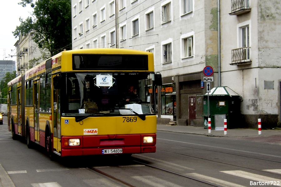 7869
No to odbijamy. ;) Jednokierunkowa linia dowozowa "koncert" bądź jak kto woli K1 (choć podobnież takie oznaczenie wcale nie miało mieć miejsca) na trasie: Dw. Centralny - Nowe Bemowo zmierza "trambuspasem" na ul. Młynarskiej. Dowoziła na odbywający się koncert AC/DC. Gdybym wiedział, że parę brygad później zjadą się Ikarusy, zapewne poczekałbym dłużej, a tak to po trzech odkurzaczach odpuściłem. Dopiero po godzinie 20:00 zobaczyłem zmierzające na tej linii 5662 i 2320.       A, wóz skasowany jakieś półtora roku później. 
Słowa kluczowe: M181 7869 K1 Młynarska