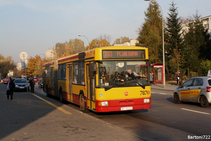 7870
Pierwsze planowe przegubowce na 303, czyli przedsmak zeszłorocznych cmentarek. Jako że odniosły sukces w tym roku również zdecydowano o zwiększeniu metrażu na tej linii. Tym razem dawcą brygad okazało się 105.
Słowa kluczowe: M181M 7870 303 Perzyńskiego WS2011