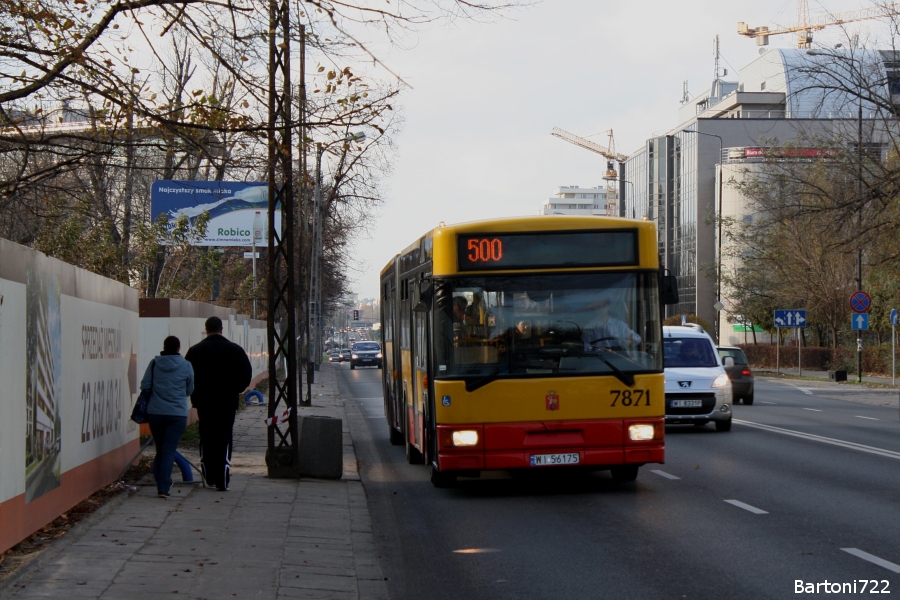 7871
Tego dnia do wyjazdu na miasto było przygotowanych 10 rezerw. Przydały się niemal od razu, gdyż frekwencja na 500 (jak również utrudnienia na tej linii) zmusiły do wyjazdu 4 wozy z "Redutowej" i 4 z "Ostrobramskiej". Wyjechały bez dech (były kartki pod miejscem na tablice) i numerów brygad. Podziękowania dla Sławka za poinformowanie!
Słowa kluczowe: MZA R6 7871 500 Powązkowska Wola 2012