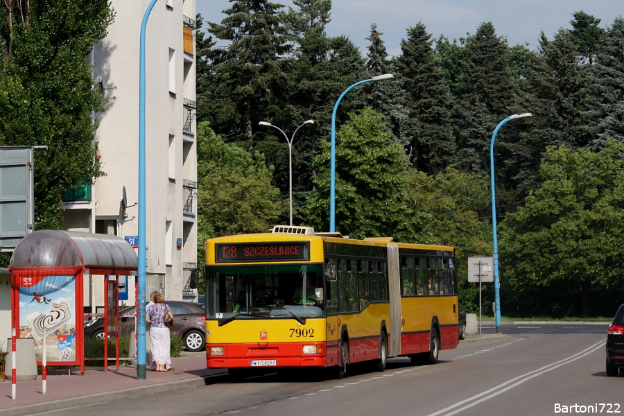 7902
Od czerwca rola tej linii wzrosła. Skierowano ją na Pl. Piłsudskiego i wzmocniono szczytową częstotliwość do 7,5 minuty. Do obsługi są kierowane same wozy wielkopojemne, w tym weekendowo kilka z "Redutowej". Dzięki temu istniała szansa na pojawienie się tu odkurzacza. Wprawdzie w weekend wyjeżdżają one bardzo rzadko, ale dziś był wyjątek. Fajna odmiana od bolechowskiej monotonii panującej na reszcie brygad. :)
Słowa kluczowe: M181 7902 128 Pruszkowska