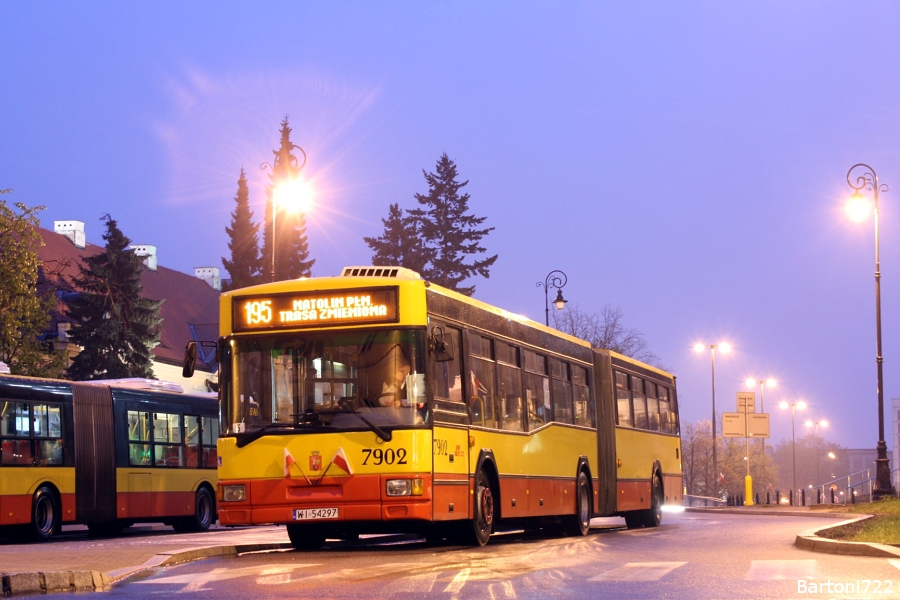 7902
A oto i dzisiejsza gwiazda. Odkurzacze już dość rzadko wyjeżdżają na całki. A na tej linii jest o niego bardzo ciężko, bowiem "Redutowa" wypuszcza tu przeguby tylko w dni świąteczne - kiedy wyjeżdżają same Solarisy. Dziś było inaczej. Pewnie ma to związek z puszczeniem bolechowskich niskopodłogowców na zasilenia. Sporo się natrudziłem, by zrobić to zdjęcie bez statywu. Planowałem go bowiem złapać na przeciwległym krańcu, ale po dojechaniu na miejsce i zorientowaniu się że spóźniłem się 12 minut, pobiegłem do metra. Przy stacji "Ursynów" zobaczyłem tylko tyłek tego Jelcza. Krew już "dość" konkretnie się we mnie zagotowała. ;] Nie odpuściłem jednak, tylko następnym pociągiem Metra dojechałem do Świętokrzyskiej. Dalej to już z górki, 40 prób z różną nastawą i w końcu w miarę pożądany efekt. :)
Słowa kluczowe: M181 7902 195 PlacPiłsudskiego