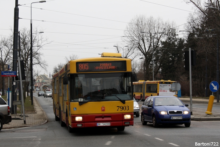 7903
Pierwszy tego dnia kurs odkurzacza na 805. Opóźniony 10 minut już na samym początku trasy. Nie wiem, czy to nie był jedyny przegubowy Jelcz na tejże, bo na następnych kursach były odpowiednio 8833 i 8806.
Słowa kluczowe: M181 7903 805 AejalSolidarności