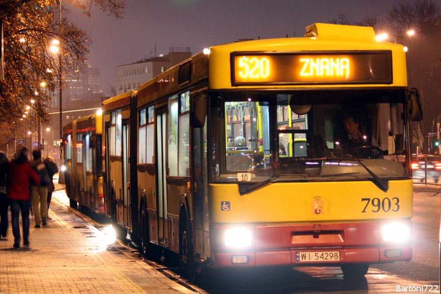 7903
Odkurzacz przejeżdża ostatnie kilometry przed kasacją. Od grudnia widok co chwila przemykających ul. Górczewską Jelczy przejdzie do historii. Za sprawą przejęcia tej linii przez "Kleszczową" (a także fakt bytności na 109, 136, 190 i 523) najczęstszym widokiem będą tu deskorolki i kebaby. 
Słowa kluczowe: M181M 7903 520 Górczewska