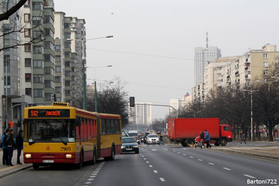 7905
Jednak niektórzy koledzy mieli rację, że mam nosa do odkurzaczy. ;) Bowiem na owego rodzynka trafiłem najpierw o 10:48, zmierzając do pobliskiego kościoła. Kiedy o 12:10 stwierdziłem, że mam trochę czasu, postanowiłem wziąć nogi za pas i pojechać po aparat. Przegubowe Jelcze na tej linii od zawsze poprawiają mi kondycję - przy poprzednim podejściu na Zaciszu też musiałem za nimi biegać. :)
Słowa kluczowe: M181 7905 512 JanaPawłaII