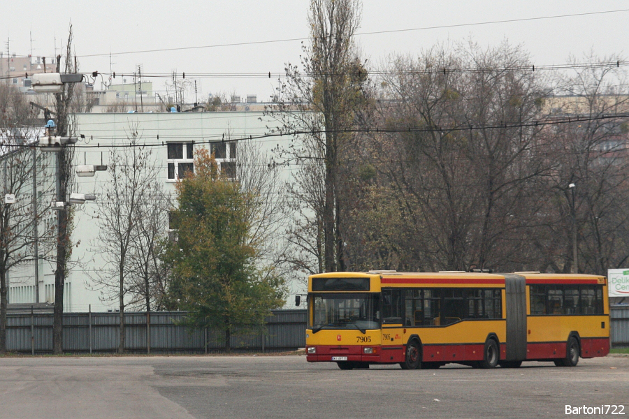 7905
Samotny odkurzacz spogląda na opustoszały we "Wszystkich Świętych" plac "Redutowej". 
Słowa kluczowe: M181M 7905 ZajezdniaRedutowa