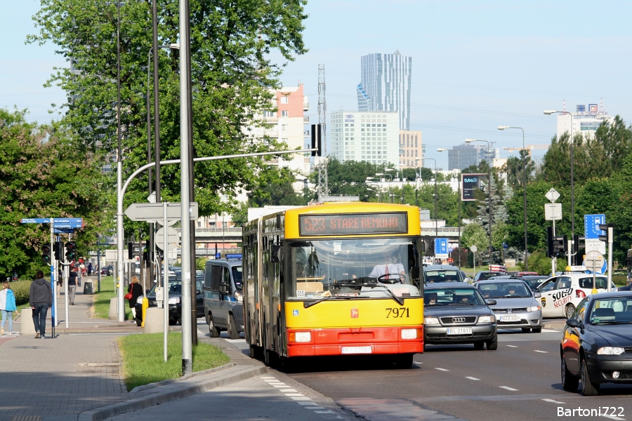 7971
Odkurzacz udaje się w ostatni kurs na Stare Bemowo, skąd zjedzie do zajezdni.
Słowa kluczowe: M181 7971 523 Górczewska