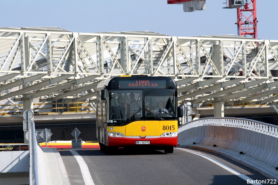 8015
Niedzielne wykolejenie pociągu linii S2 na stacji Lotnisko Chopina spowodowało utrudnienia w poniedziałkowy poranny szczyt. Pociągi linii S2 dojeżdżały do poprzedniej stacji (Służewiec) gdzie następowała przesiadka do widocznej na zdjęciu "zetki". Kursowały nań dwie brygady z "Kleszczowej" - poza deskorolką jeszcze U12. Odjazdy następowały mniej-więcej co 15-20 minut - na polecenie służb nadzoru ruchu. Jednak z tego co zauważyłem frekwencję miała raczej marną. Pojeździ jedynie do godziny 20 - później ma następować stopniowe przywracanie ruchu pociągów lotniskowych.
Słowa kluczowe: SU15 8015 Z LotniskoChopina