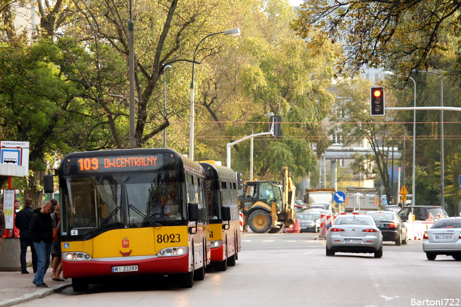 8023
Siekiera 109, powstała na skutek redukcji bemowskich linii przyśpieszonych od początku istnienia (czyli od czerwca 2011 roku) pojechała objazdem zamkniętej ul. Kasprzaka. Tym samym nieużywana w stałym układzie ul. Karolkowa przez ponad 3 lata doświadczyła autobusowej obecności.
Słowa kluczowe: SU15 8023 109 Karolkowa