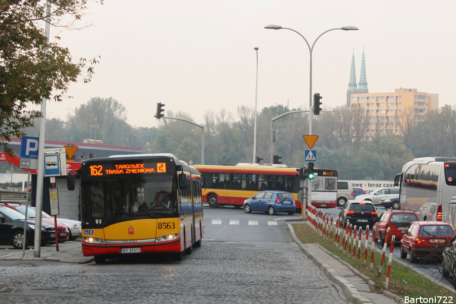 8563
Ostatni dzień dziesięciodniowego objazdu dla m.in. 162. Związany był z zamknięciem skrzyżowania Tamka/Wybrzeże Kościuszkowskie i co za tym idzie - wyłączenia z ruchu całego Mostu Świętokrzyskiego. Widoczna linia w parze z 444 trafiła na sąsiedni Most Śląsko-Dąbrowski. Dzięki temu nieużywany przez ~10 lat przystanek "Nowy Zjazd 02" wrócił do łask. 
Słowa kluczowe: SU18 8563 162 NowyZjazd