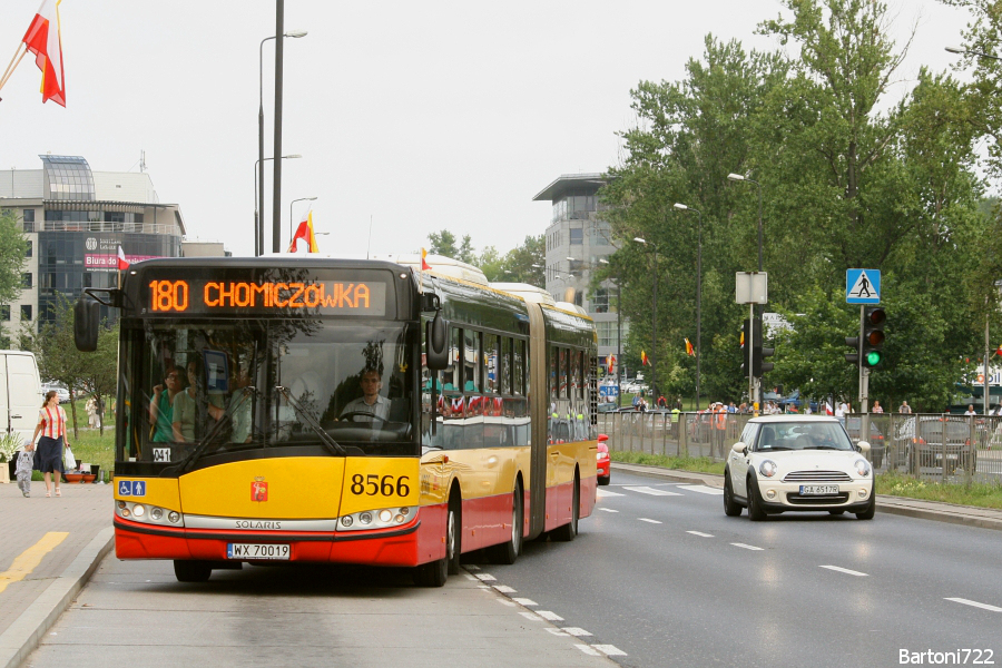 8566
W związku z obchodami 70. rocznicy wybuchu Powstania Warszawskiego linia 180 otrzymała specjalny rozkład, zakładający częstotliwość co 10 minut przez cały poranek i międzyszczyt. Od 14 częstotliwość wzrosła dwukrotnie, dzięki czemu na kilka zasileń tej linii załapała się "Stalowa". Zakład niestety nie popisał się i na wszystkie swoje brygady (6 sztuk) wysłał bolechowską monotonię, niczym nie wyróżniając się od pozostałych wozów kursujących tego dnia na linii. :/
Słowa kluczowe: SU18 8566 180 Powązkowska